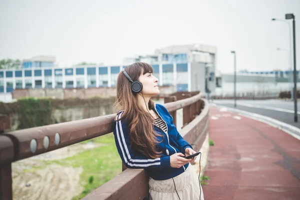 Mulher bonita usando telefone inteligente e ouvir música — Fotografia de Stock