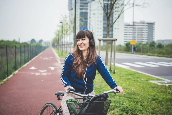 Piękna kobieta rowerzysta na rowerze — Zdjęcie stockowe