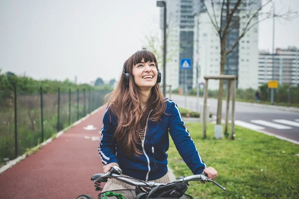 Krásná žena cyklista cyklistika — Stock fotografie