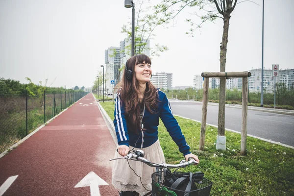 Hermosa mujer ciclista ciclismo — Foto de Stock