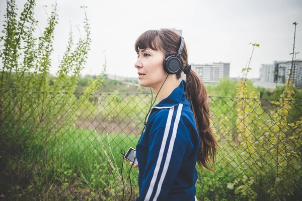 Mooie vrouw wandelen in een verlaten landschap — Stockfoto