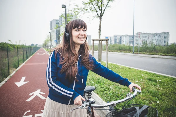 Krásná žena cyklista cyklistika — Stock fotografie