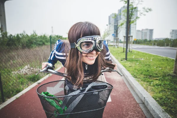 Vacker kvinna biker cykling — Stockfoto