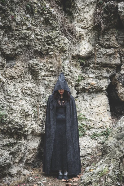 Femme vampire avec manteau et capuche — Photo