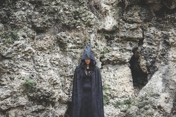 Femme vampire avec manteau et capuche — Photo
