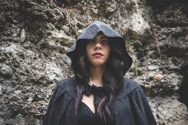 Mulher vampira com manto e capuz — Fotografia de Stock