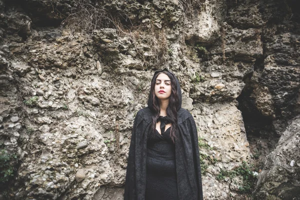 Mujer vampiro con manto y capucha — Foto de Stock