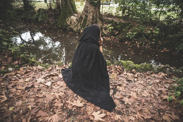Βαμπίρ γυναίκα με μανδύα και κουκούλα — Φωτογραφία Αρχείου