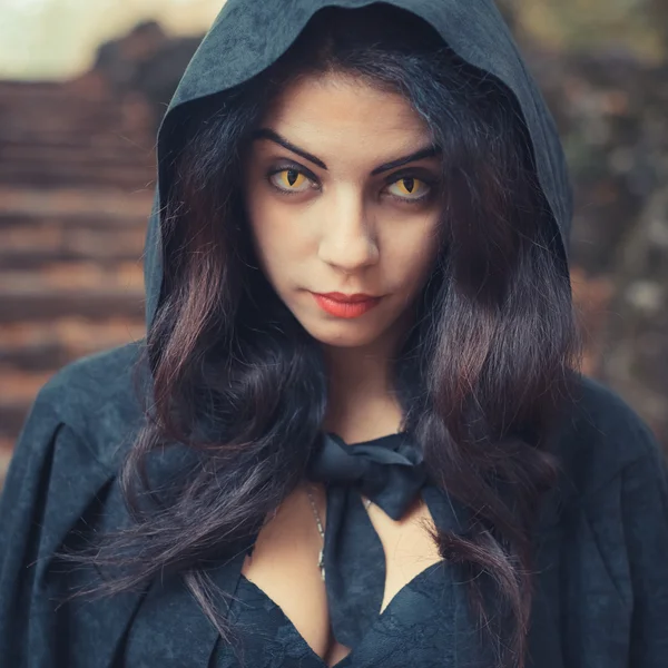 Femme vampire avec manteau — Photo