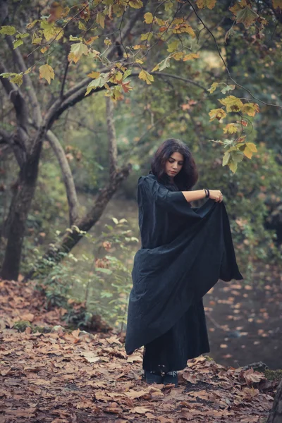 Mujer vampiro con manto —  Fotos de Stock