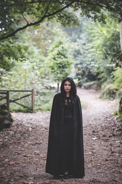 Femme vampire avec manteau — Photo