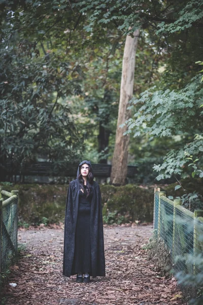Femme vampire avec manteau — Photo