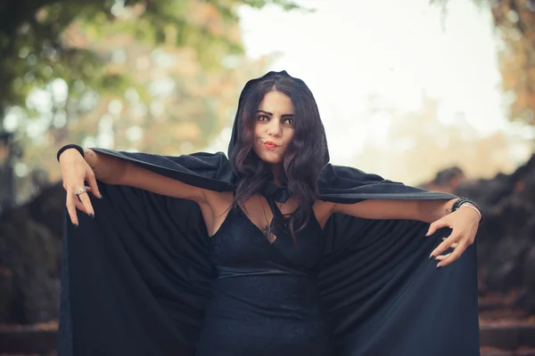 Mulher vampira com manto — Fotografia de Stock