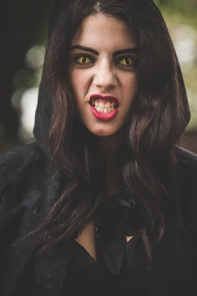 Donna vampiro con mantello — Foto Stock