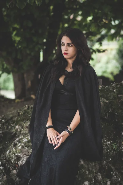 Mujer vampiro con manto — Foto de Stock