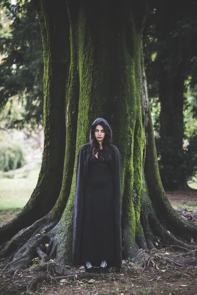 Mujer vampiro con manto —  Fotos de Stock
