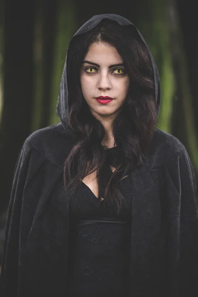 Vampire woman with mantle — Stock Photo, Image