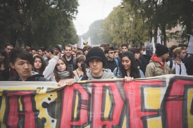 Milano'da düzenlenen öğrenci gösteri