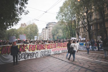 Milano'da düzenlenen öğrenci gösteri