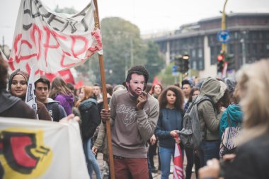 Milano'da düzenlenen öğrenci gösteri