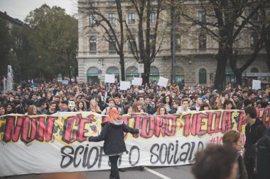 Milano'da düzenlenen öğrenci gösteri