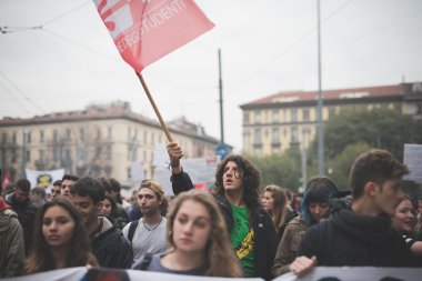 Milano'da düzenlenen öğrenci gösteri