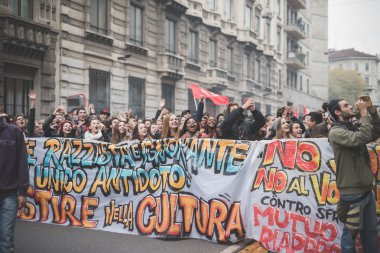 Milano'da düzenlenen öğrenci gösteri