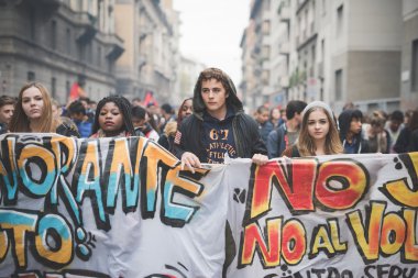 Milano'da düzenlenen öğrenci gösteri