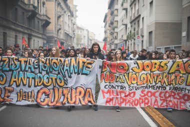 Milano'da düzenlenen öğrenci gösteri