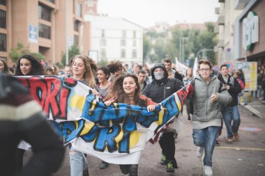 Milano'da düzenlenen öğrenci gösteri