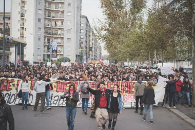 Milano'da düzenlenen öğrenci gösteri