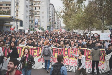 Milano'da düzenlenen öğrenci gösteri