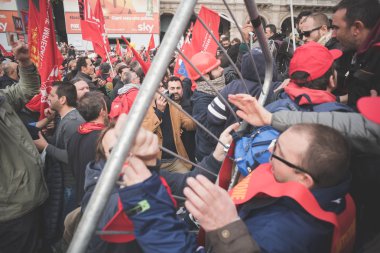 Milano'da düzenlenen öğrenci gösteri