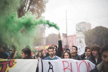 Milano'da düzenlenen öğrenci gösteri