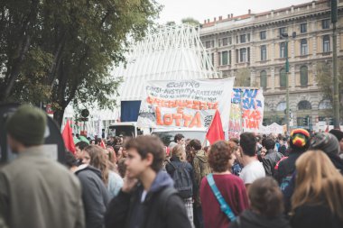 Milano'da düzenlenen öğrenci gösteri