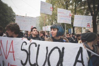 Milano'da düzenlenen öğrenci gösteri