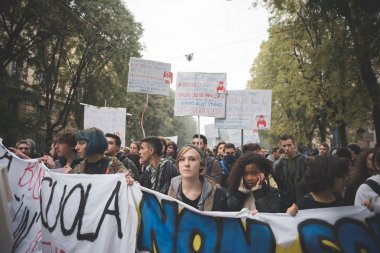 Milano'da düzenlenen öğrenci gösteri