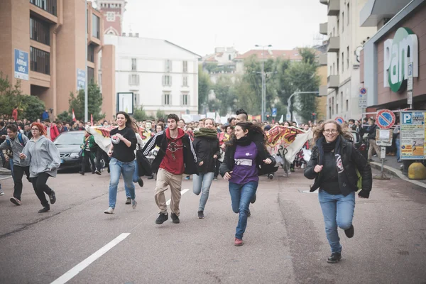 Milano'da düzenlenen öğrenci gösteri