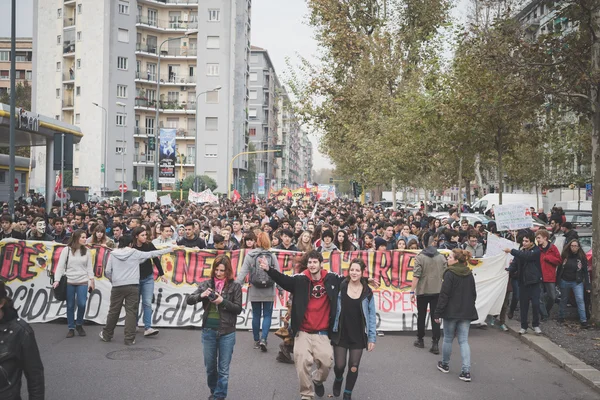 Milano'da düzenlenen öğrenci gösteri