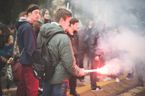 ミラノで開催される学生デモ — ストック写真