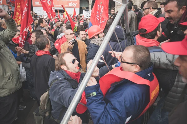 Milano'da düzenlenen öğrenci gösteri