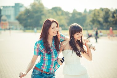 dans güzel hipster genç kadın kız arkadaş