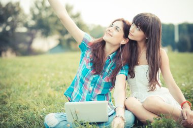 Parkta Tablet ve smartphone kullanarak kız