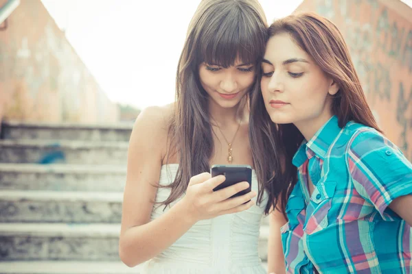 Hermosa hipster jóvenes hermanas amigas — Foto de Stock