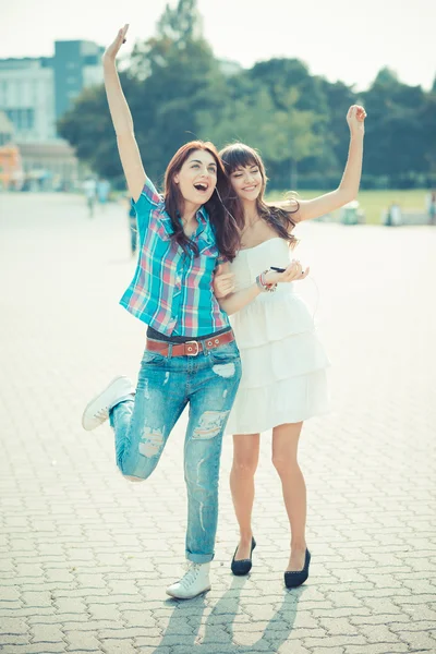 Beautiful hipster young women sisters friends dancing — Stock Photo, Image