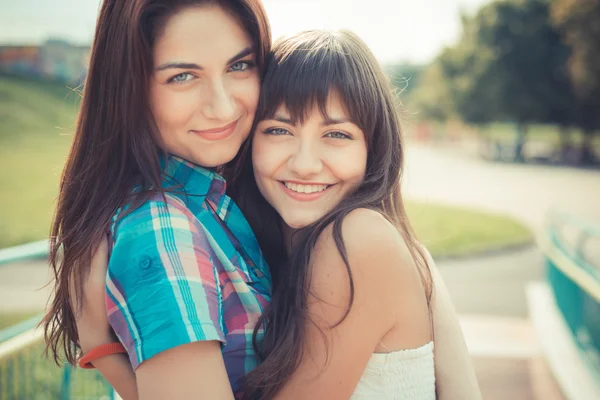 Przyjaciele siostry młodych kobiet — Zdjęcie stockowe