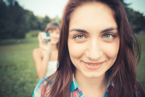 Giovani donne sorelle amiche — Foto Stock