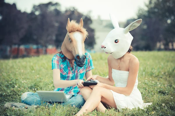 Máscara caballo y conejo mujeres hermanas — Foto de Stock