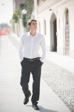 genç yakışıklı zarif sarışın model adam