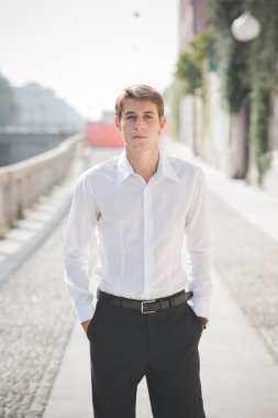 genç yakışıklı zarif sarışın model adam